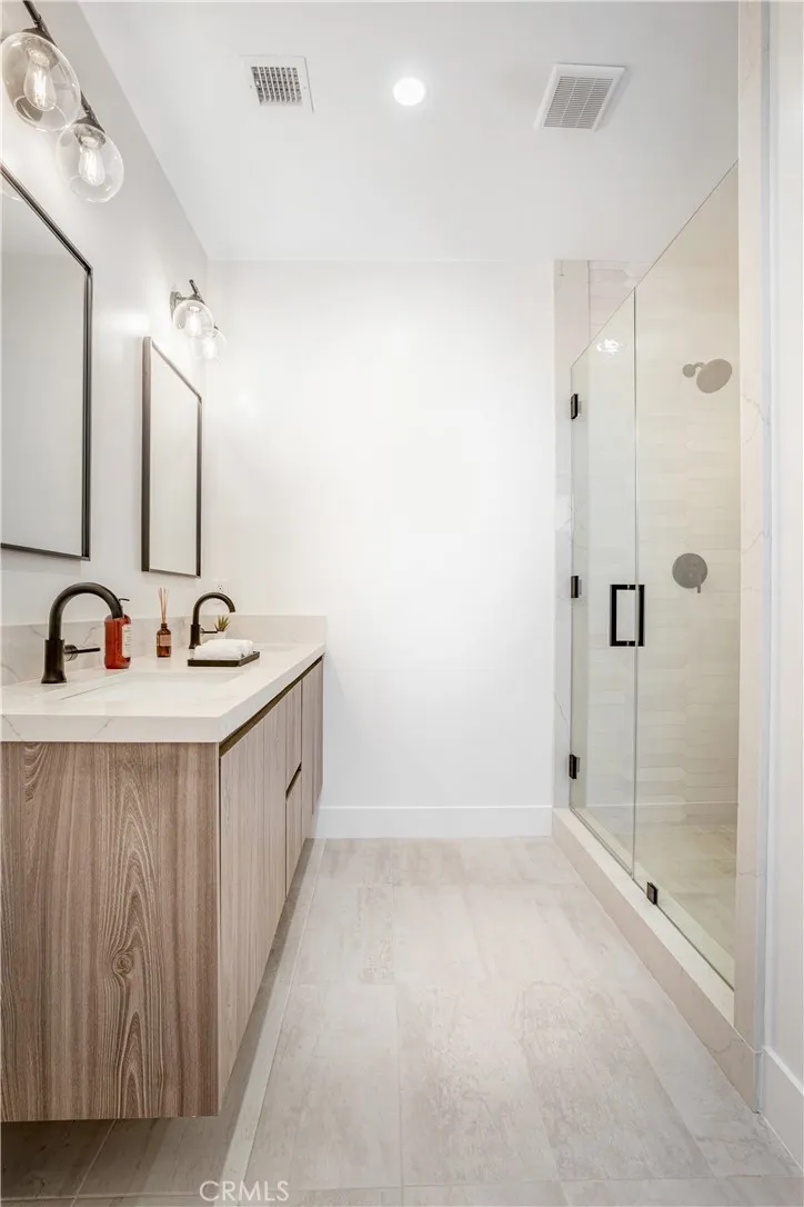 1567 Hi Point St, Los Angeles, California 90035 home-pic-10